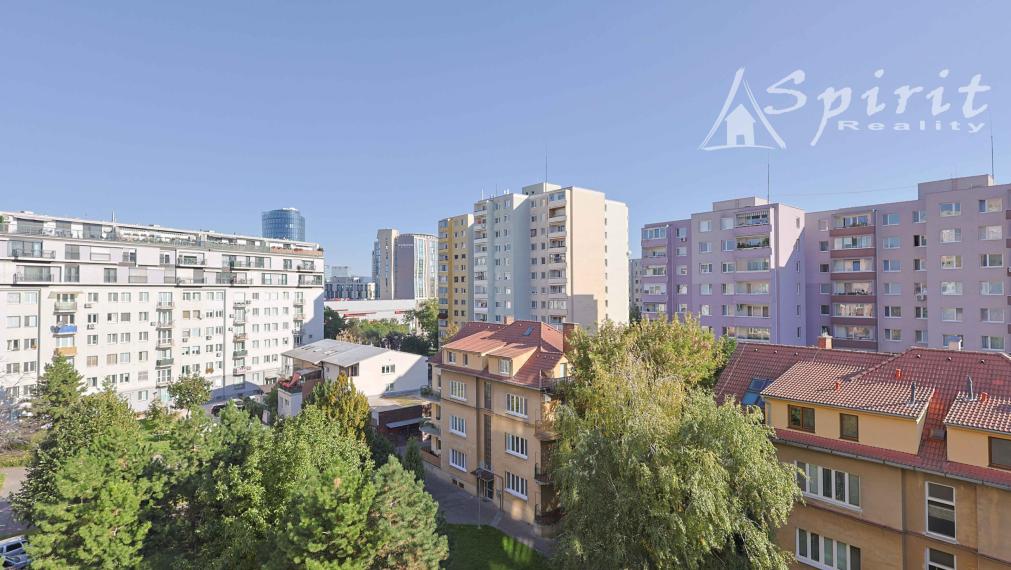 REZERVOVANÝ - Na predaj: priestranný 3-izbový byt s výhľadom do parku – Jégého ulica, Ružinov, BA, s garážovým státim