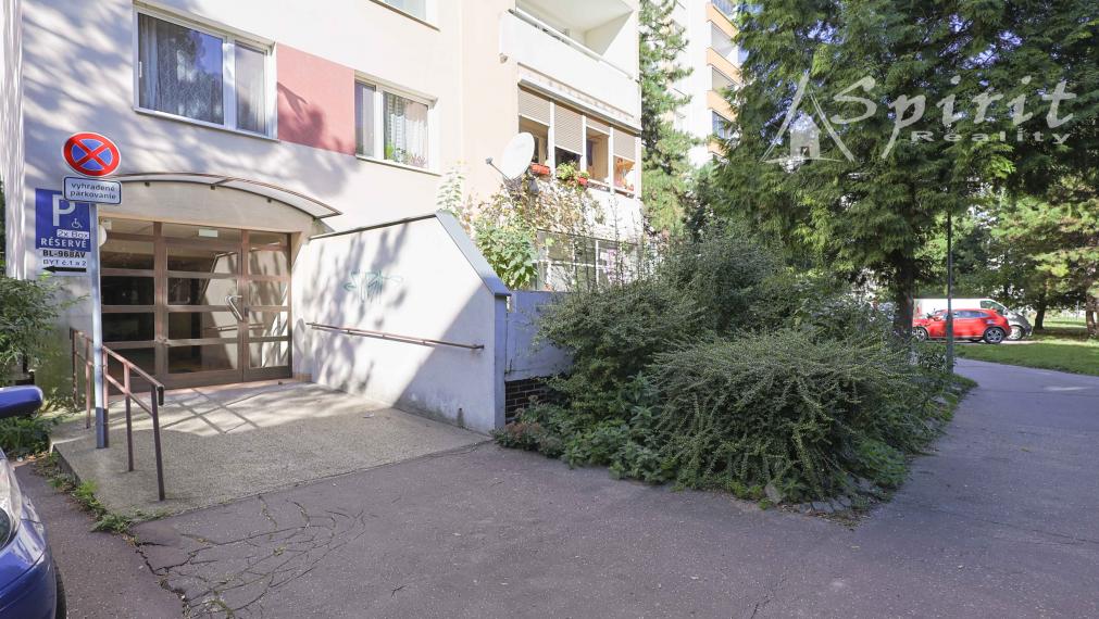 REZERVOVANÝ - Na predaj: priestranný 3-izbový byt s výhľadom do parku – Jégého ulica, Ružinov, BA, s garážovým státim