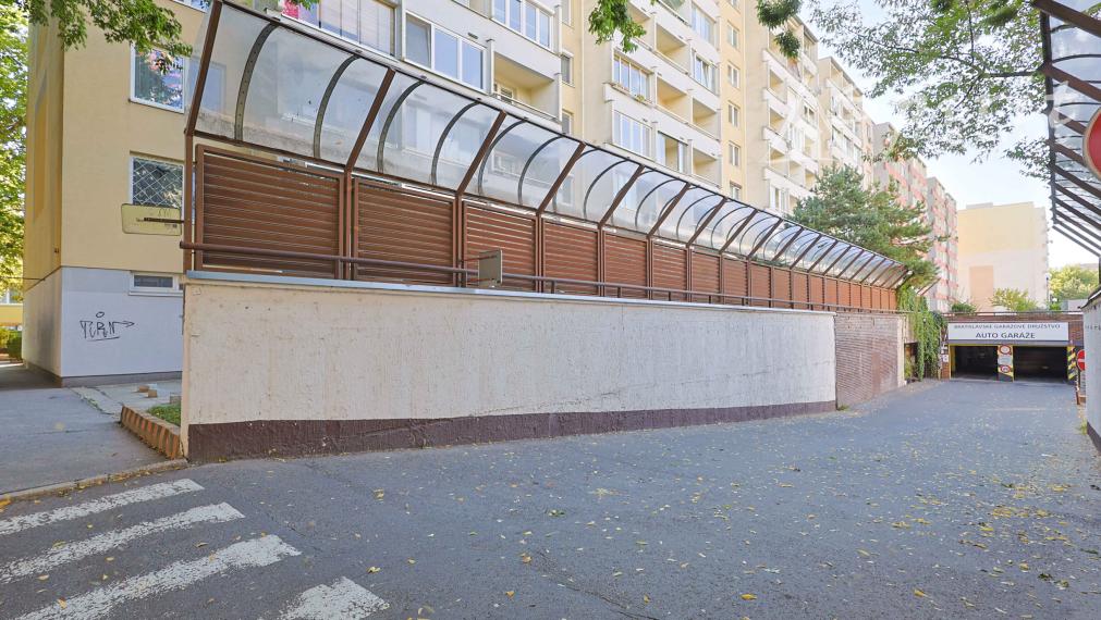 REZERVOVANÝ - Na predaj: priestranný 3-izbový byt s výhľadom do parku – Jégého ulica, Ružinov, BA, s garážovým státim