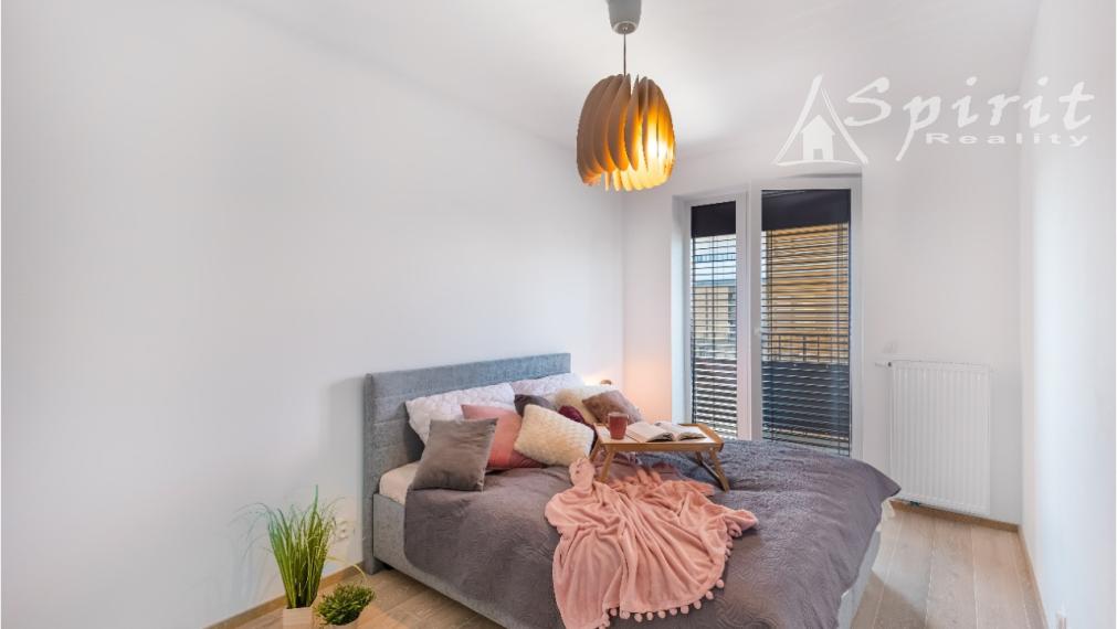 Ponúkame na PREDAJ priestranný a klimatizovaný 3-izbový byt v žiadanom projekte Slnečnice - Viladomy, situovanom v tichej časti Petržalky, ulica Fialová.