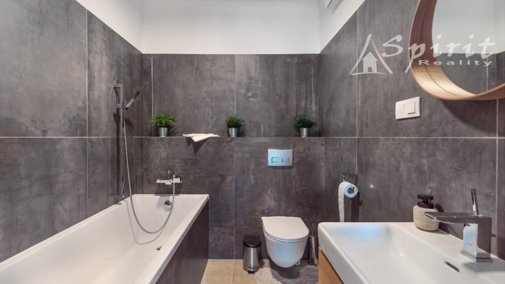 Ponúkame na PREDAJ priestranný a klimatizovaný 3-izbový byt v žiadanom projekte Slnečnice - Viladomy, situovanom v tichej časti Petržalky, ulica Fialová.