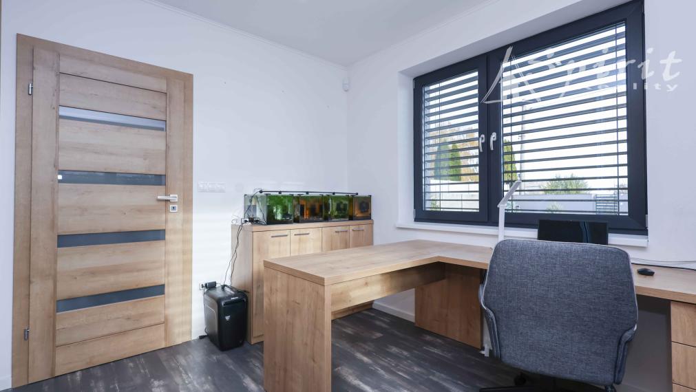 Na predaj: moderný a priestranný 5-izbový rodinný dom s bazénom a krásnou záhradou – Veľké Úľany