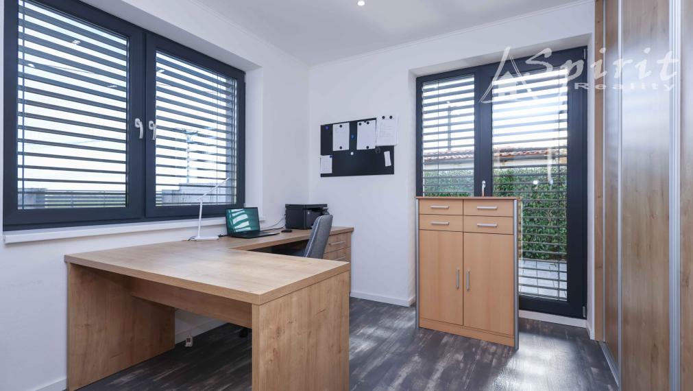 Na predaj: moderný a priestranný 5-izbový rodinný dom s bazénom a krásnou záhradou – Veľké Úľany