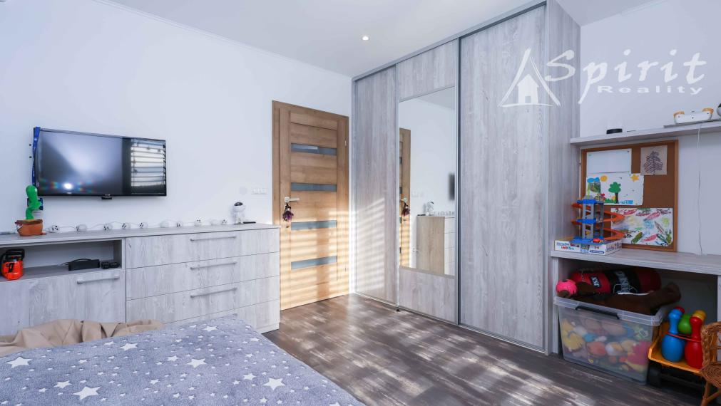 Na predaj: moderný a priestranný 5-izbový rodinný dom s bazénom a krásnou záhradou – Veľké Úľany