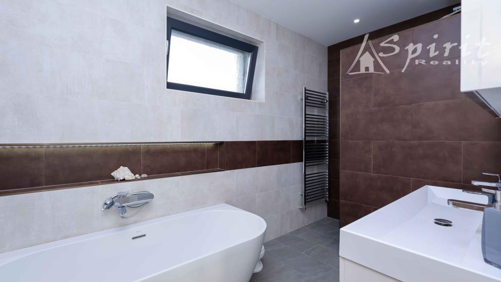 Na predaj: moderný a priestranný 5-izbový rodinný dom s bazénom a krásnou záhradou – Veľké Úľany