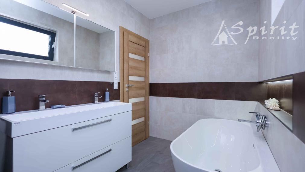 Na predaj: moderný a priestranný 5-izbový rodinný dom s bazénom a krásnou záhradou – Veľké Úľany