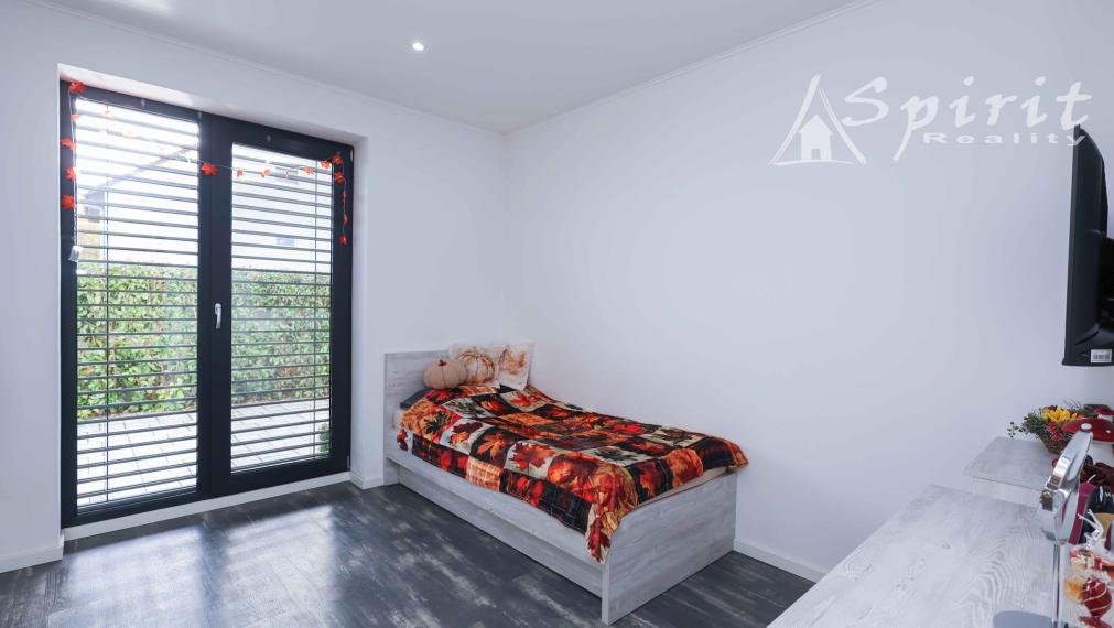 Na predaj: moderný a priestranný 5-izbový rodinný dom s bazénom a krásnou záhradou – Veľké Úľany