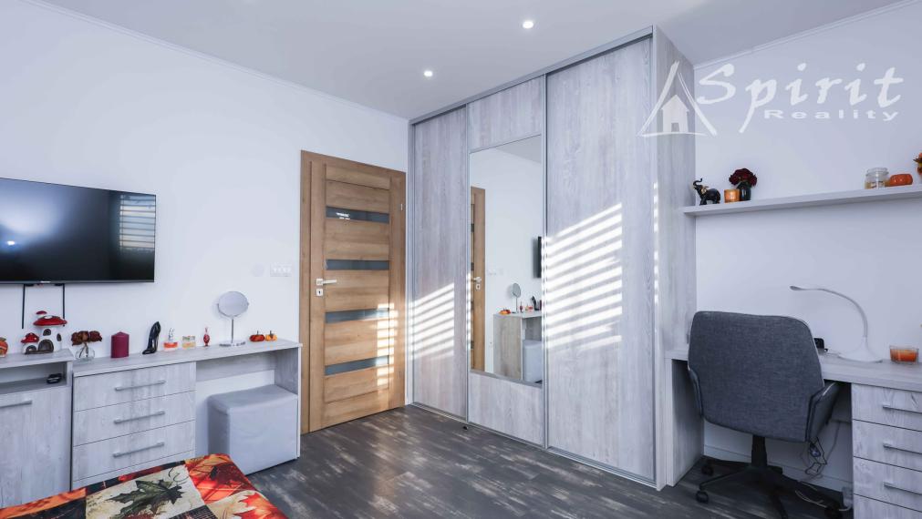 Na predaj: moderný a priestranný 5-izbový rodinný dom s bazénom a krásnou záhradou – Veľké Úľany