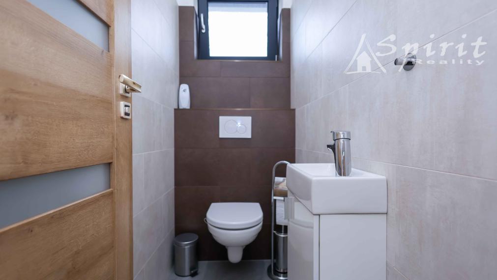 Na predaj: moderný a priestranný 5-izbový rodinný dom s bazénom a krásnou záhradou – Veľké Úľany