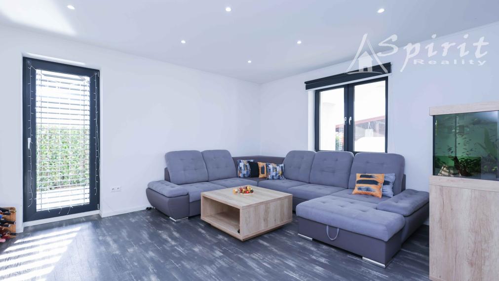 Na predaj: moderný a priestranný 5-izbový rodinný dom s bazénom a krásnou záhradou – Veľké Úľany