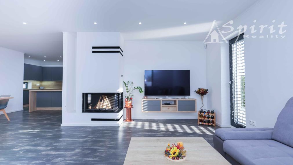 Na predaj: moderný a priestranný 5-izbový rodinný dom s bazénom a krásnou záhradou – Veľké Úľany