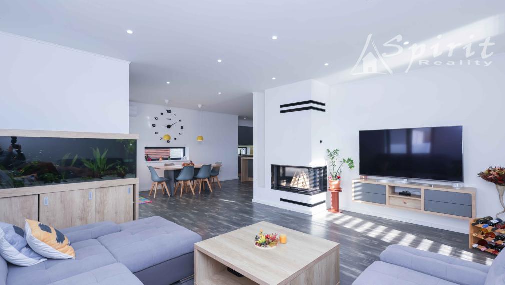 Na predaj: moderný a priestranný 5-izbový rodinný dom s bazénom a krásnou záhradou – Veľké Úľany