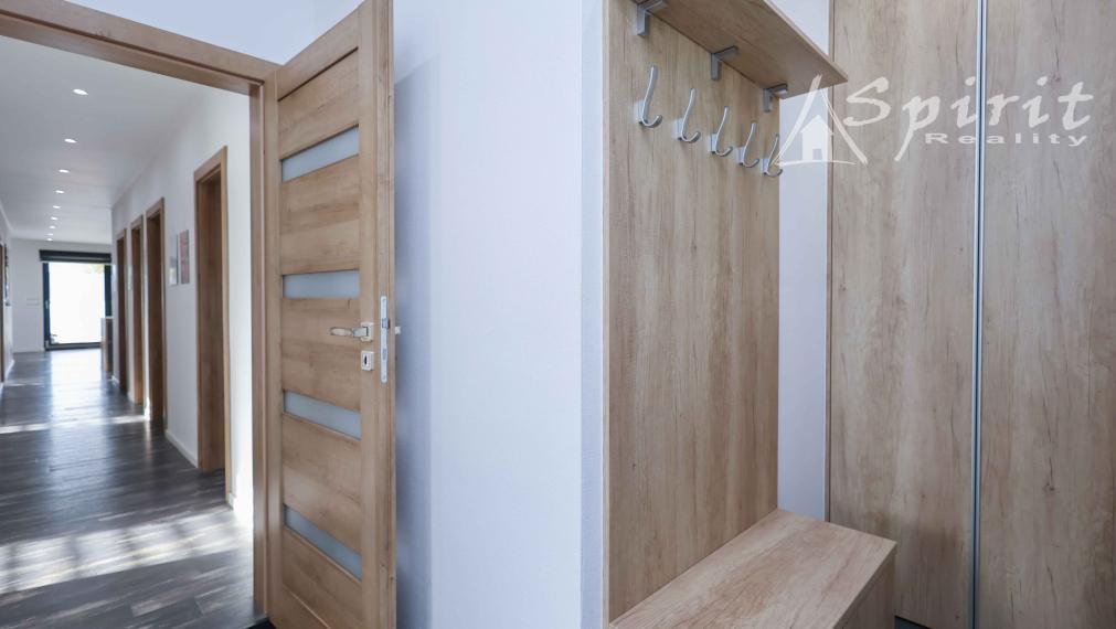 Na predaj: moderný a priestranný 5-izbový rodinný dom s bazénom a krásnou záhradou – Veľké Úľany