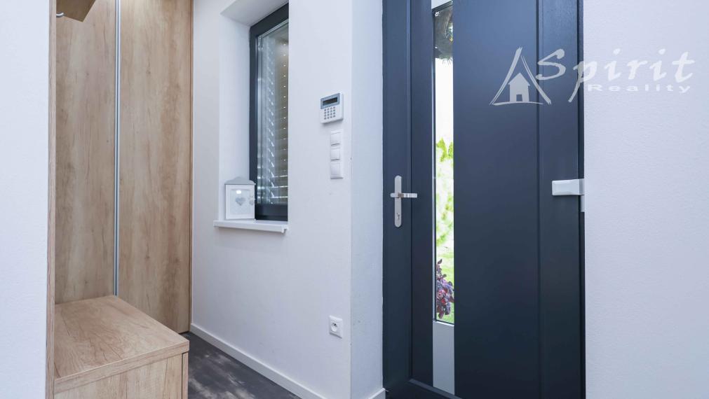 Na predaj: moderný a priestranný 5-izbový rodinný dom s bazénom a krásnou záhradou – Veľké Úľany