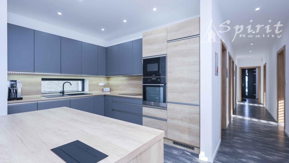 Na predaj: moderný a priestranný 5-izbový rodinný dom s bazénom a krásnou záhradou – Veľké Úľany