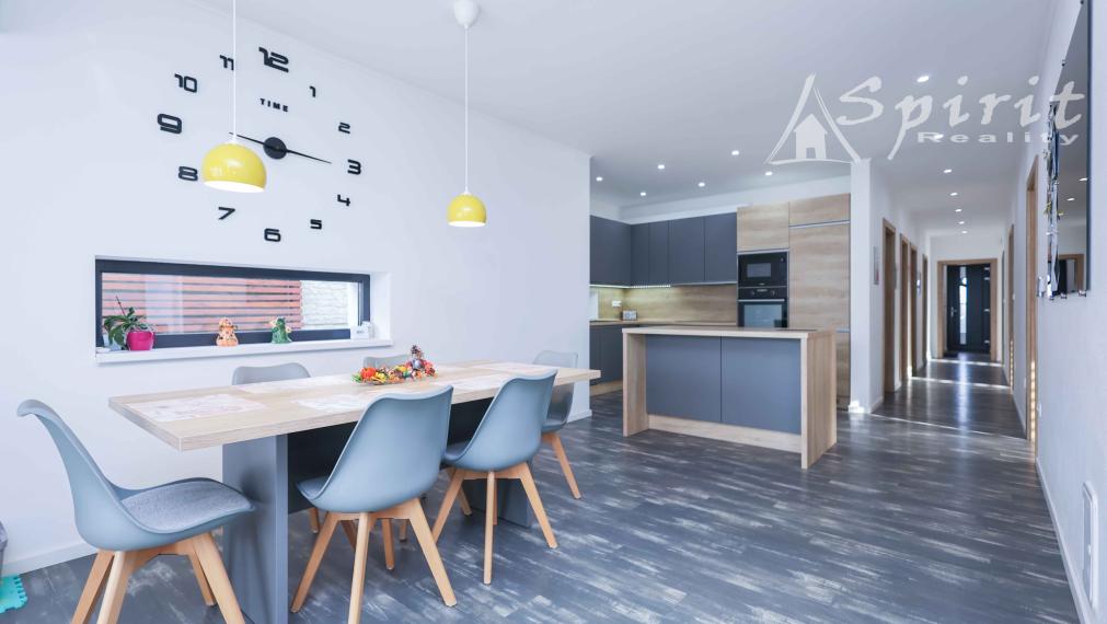 Na predaj: moderný a priestranný 5-izbový rodinný dom s bazénom a krásnou záhradou – Veľké Úľany