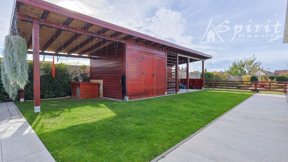 Na predaj: moderný a priestranný 5-izbový rodinný dom s bazénom a krásnou záhradou – Veľké Úľany