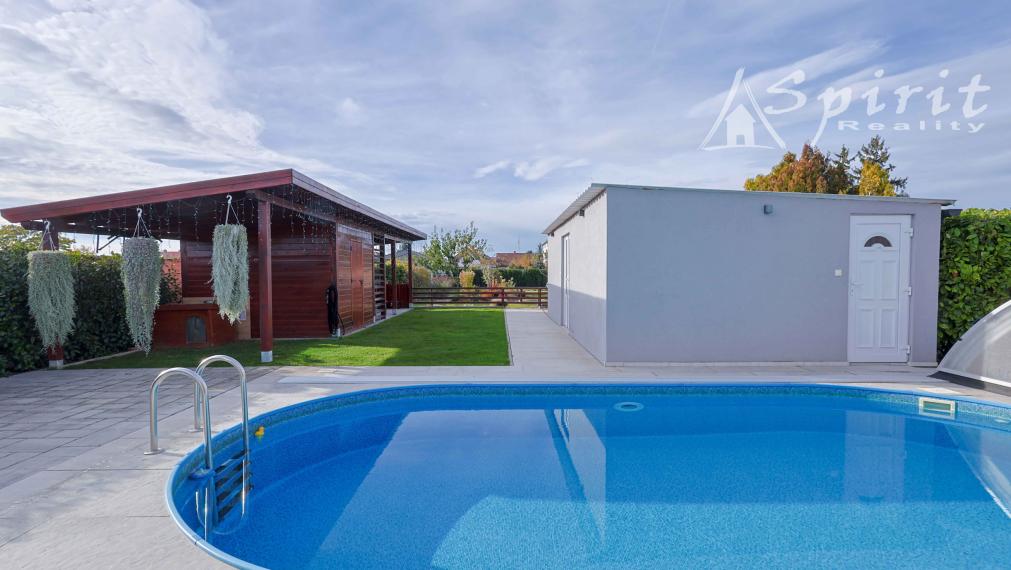 Na predaj: moderný a priestranný 5-izbový rodinný dom s bazénom a krásnou záhradou – Veľké Úľany