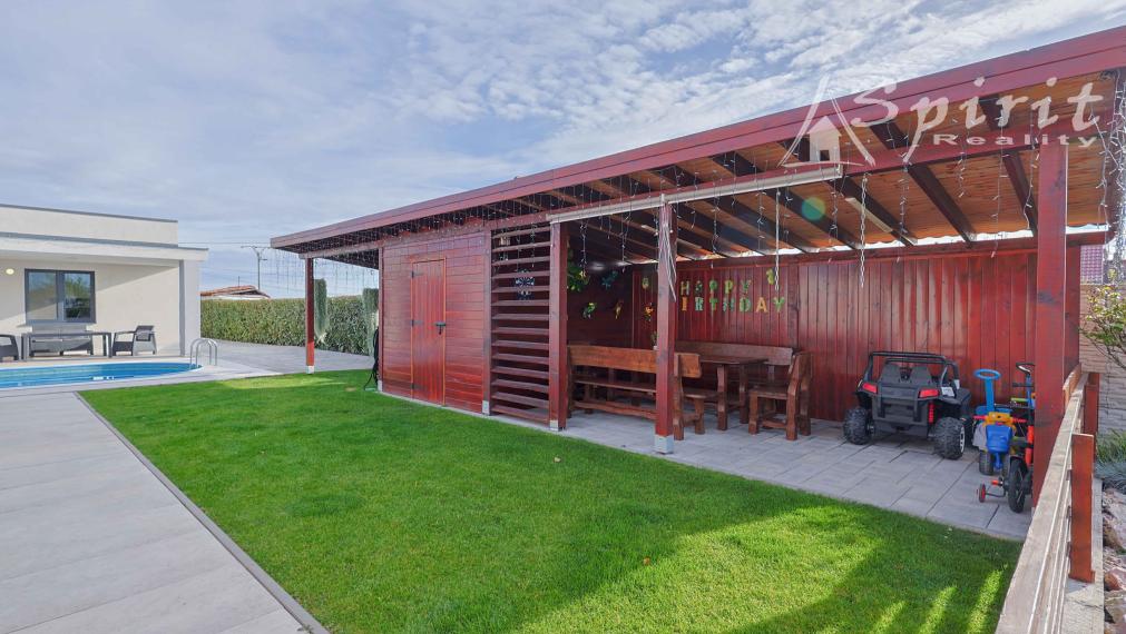 Na predaj: moderný a priestranný 5-izbový rodinný dom s bazénom a krásnou záhradou – Veľké Úľany