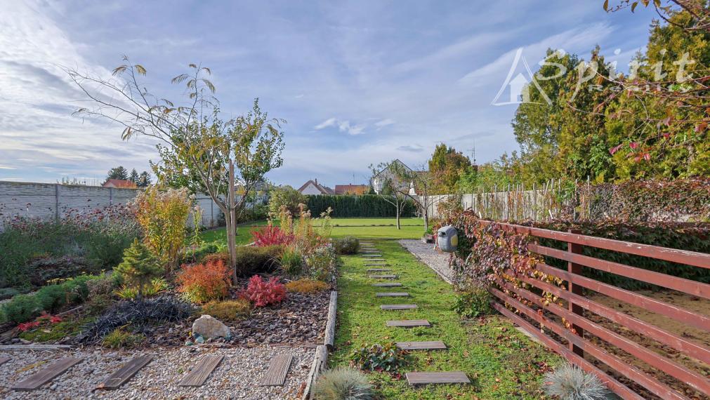 Na predaj: moderný a priestranný 5-izbový rodinný dom s bazénom a krásnou záhradou – Veľké Úľany