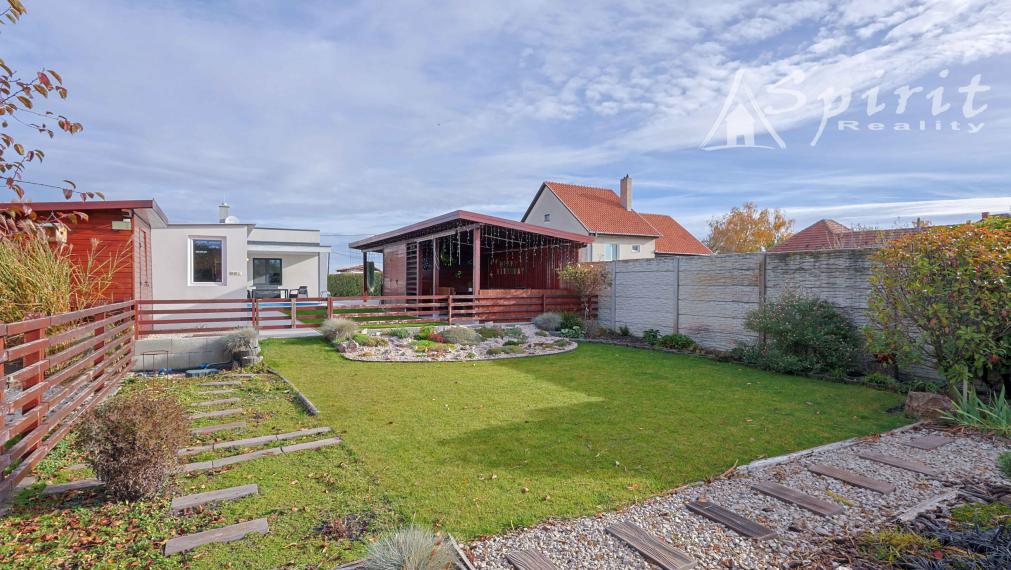 Na predaj: moderný a priestranný 5-izbový rodinný dom s bazénom a krásnou záhradou – Veľké Úľany