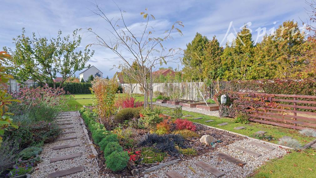 Na predaj: moderný a priestranný 5-izbový rodinný dom s bazénom a krásnou záhradou – Veľké Úľany