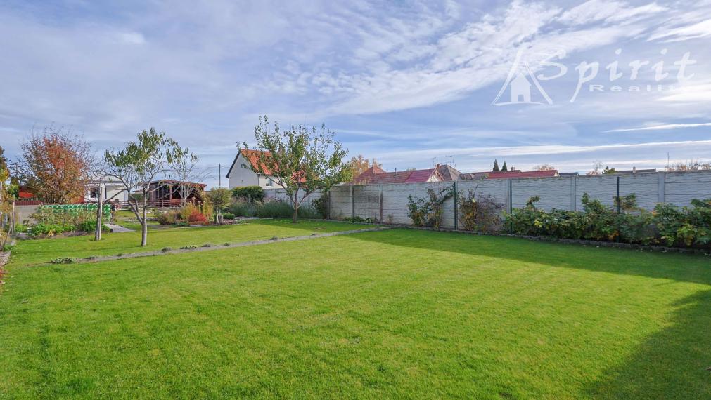 Na predaj: moderný a priestranný 5-izbový rodinný dom s bazénom a krásnou záhradou – Veľké Úľany