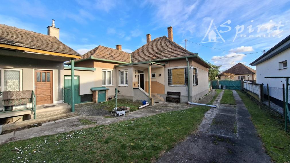 PREDAJ: Priestranný dom s letnou kuchyňou a veľkým pozemkom – Jelka, ul. Školská