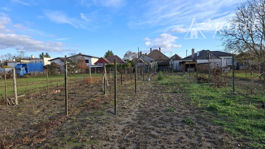 PREDAJ: Priestranný dom s letnou kuchyňou a veľkým pozemkom – Jelka, ul. Školská