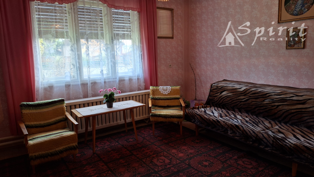 PREDAJ: Priestranný dom s letnou kuchyňou a veľkým pozemkom – Jelka, ul. Školská