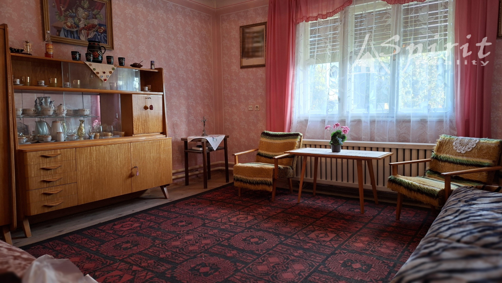 PREDAJ: Priestranný dom s letnou kuchyňou a veľkým pozemkom – Jelka, ul. Školská