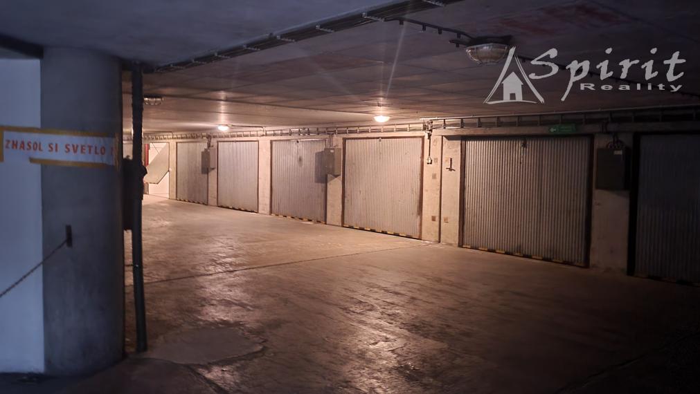 Na prenájom uzamykateľná garáž, uzatvorený areál s 24h.službou