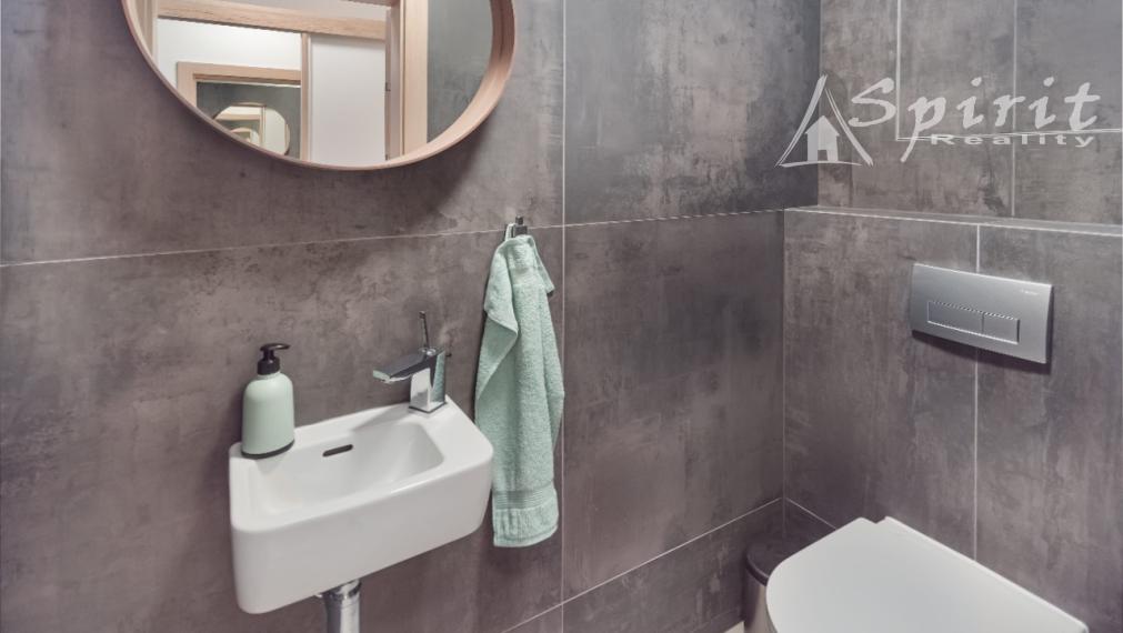 Moderný 3-izbový byt s klimatizáciou v obľúbených Slnečniciach – Viladomy