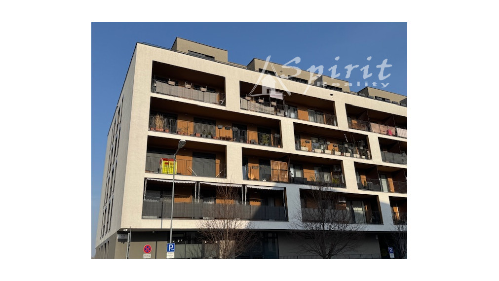 Priestranný 4-izbový byt s veľkou terasou, klimatizáciou a 2 parkovacími miestami – Slnečnice, Petržalka