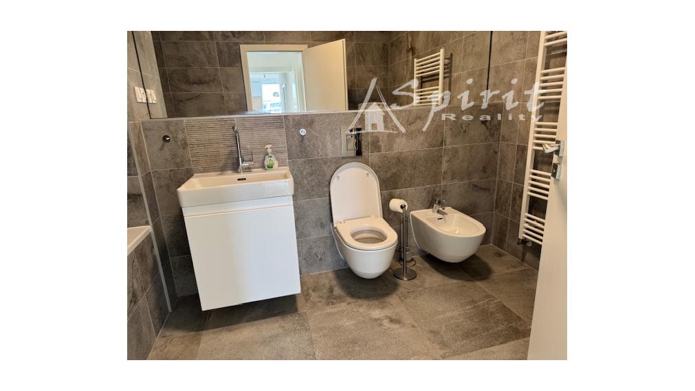 Priestranný 4-izbový byt s veľkou terasou, klimatizáciou a 2 parkovacími miestami – Slnečnice, Petržalka