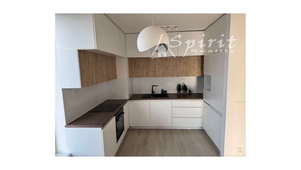 Priestranný 4-izbový byt s veľkou terasou, klimatizáciou a 2 parkovacími miestami – Slnečnice, Petržalka