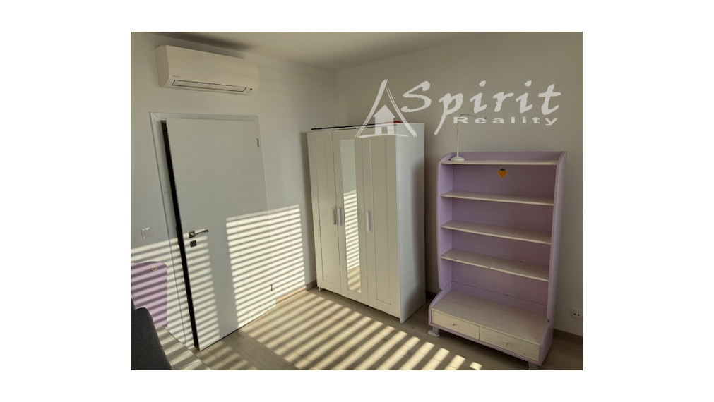 Priestranný 4-izbový byt s veľkou terasou, klimatizáciou a 2 parkovacími miestami – Slnečnice, Petržalka