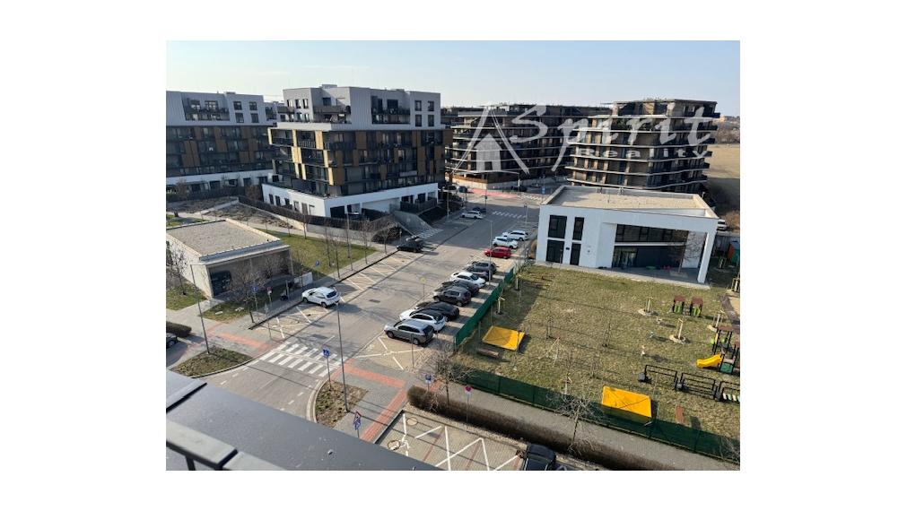 Priestranný 4-izbový byt s veľkou terasou, klimatizáciou a 2 parkovacími miestami – Slnečnice, Petržalka