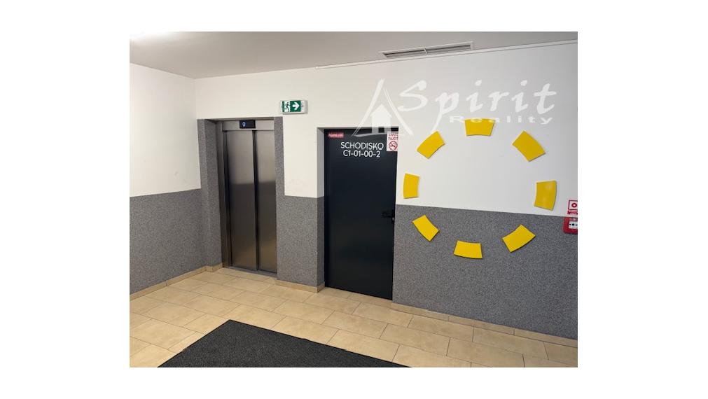 Priestranný 4-izbový byt s veľkou terasou, klimatizáciou a 2 parkovacími miestami – Slnečnice, Petržalka