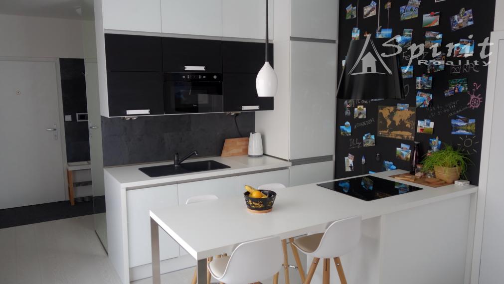 Krásne zariadený 2-izbový byt s klimatizáciou, parkovaním a výhladom na Kamzík.