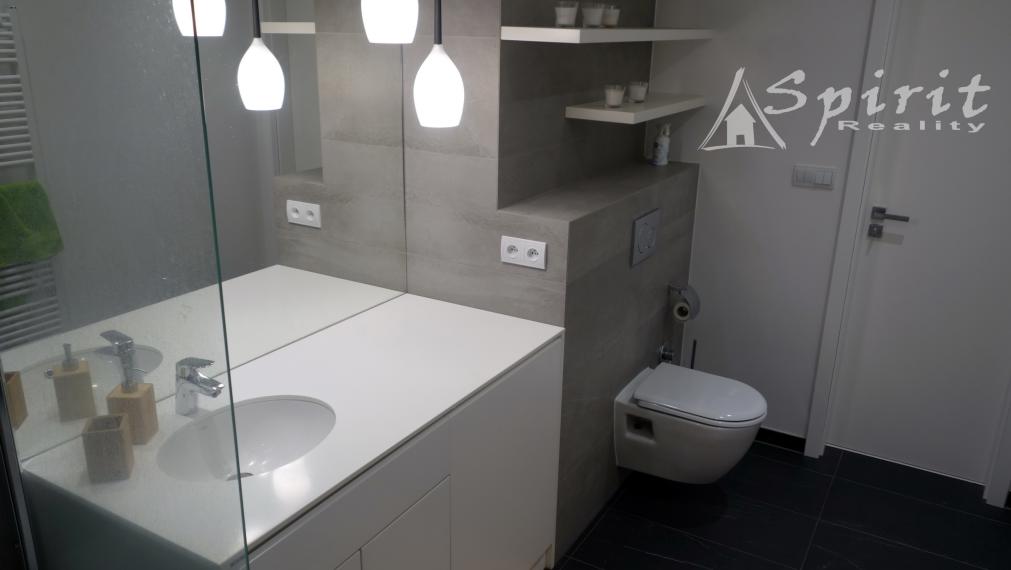 Krásne zariadený 2-izbový byt s klimatizáciou, parkovaním a výhladom na Kamzík.