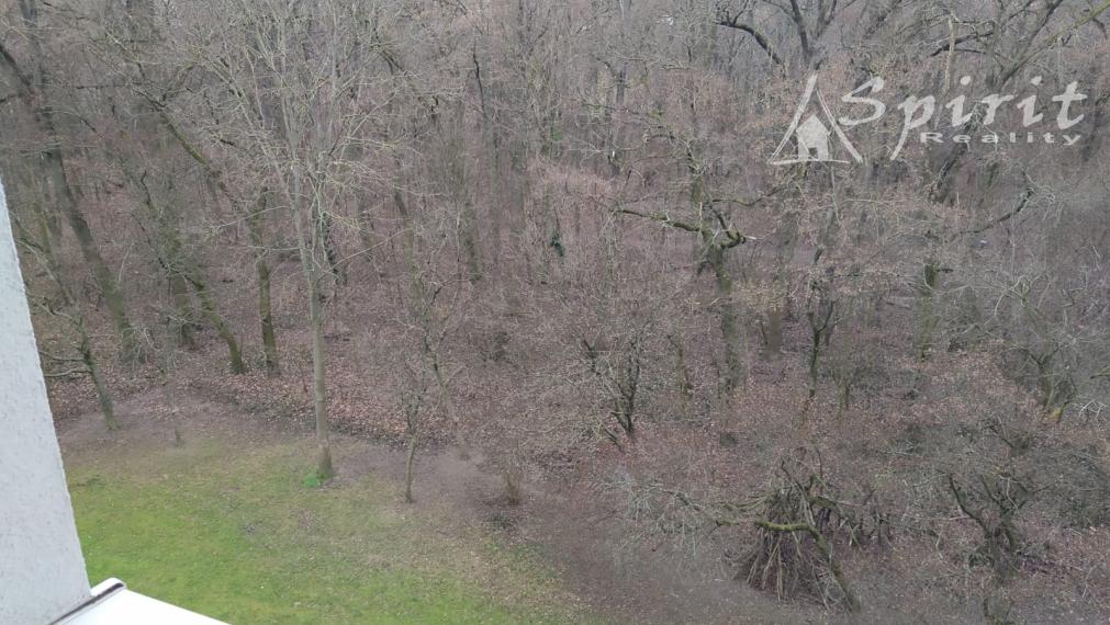 Štýlový 2-izbový byt na PREDAJ v Petržalke s výhľadom na les