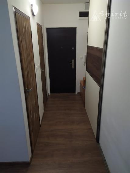 Štýlový 2-izbový byt na PREDAJ v Petržalke s výhľadom na les