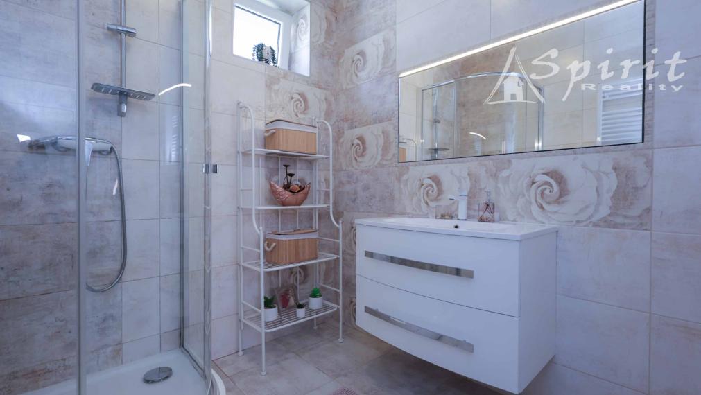 Moderný 2-izbový rodinný dom po kompletnej rekonštrukcii s veľkou terasou – Veľká Mača