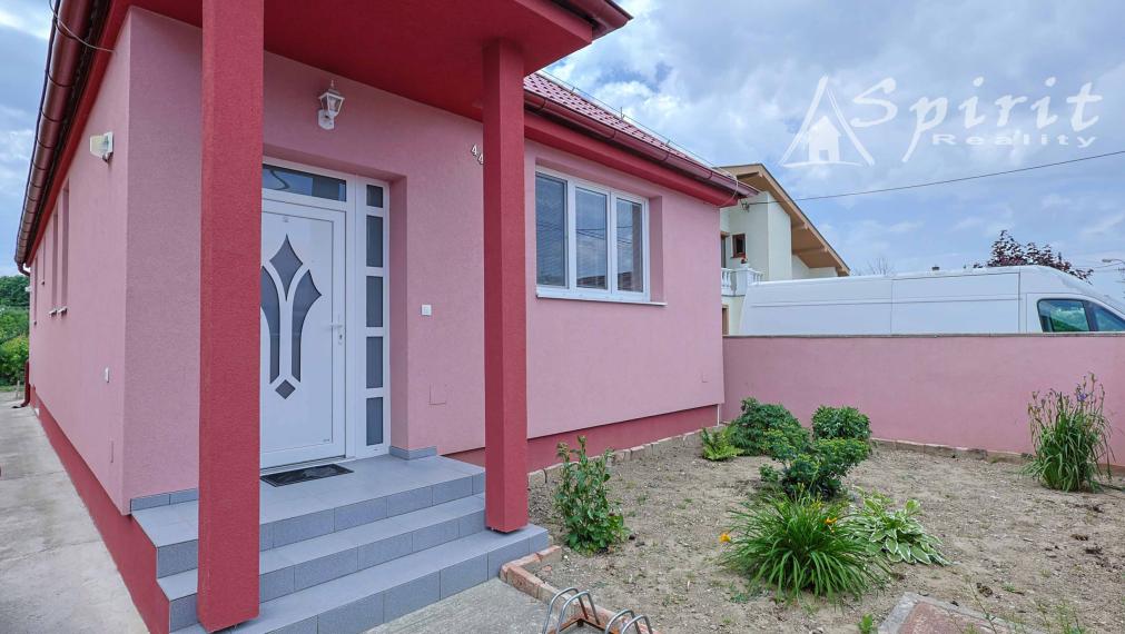 REZERVOVANÝ - Moderný 2-izbový rodinný dom po kompletnej rekonštrukcii s veľkou terasou – Veľká Mača