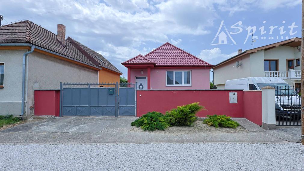 Moderný 2-izbový rodinný dom po kompletnej rekonštrukcii s veľkou terasou – Veľká Mača