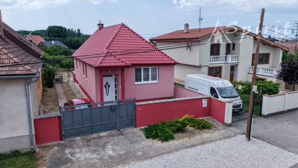 Moderný 2-izbový rodinný dom po kompletnej rekonštrukcii s veľkou terasou – Veľká Mača