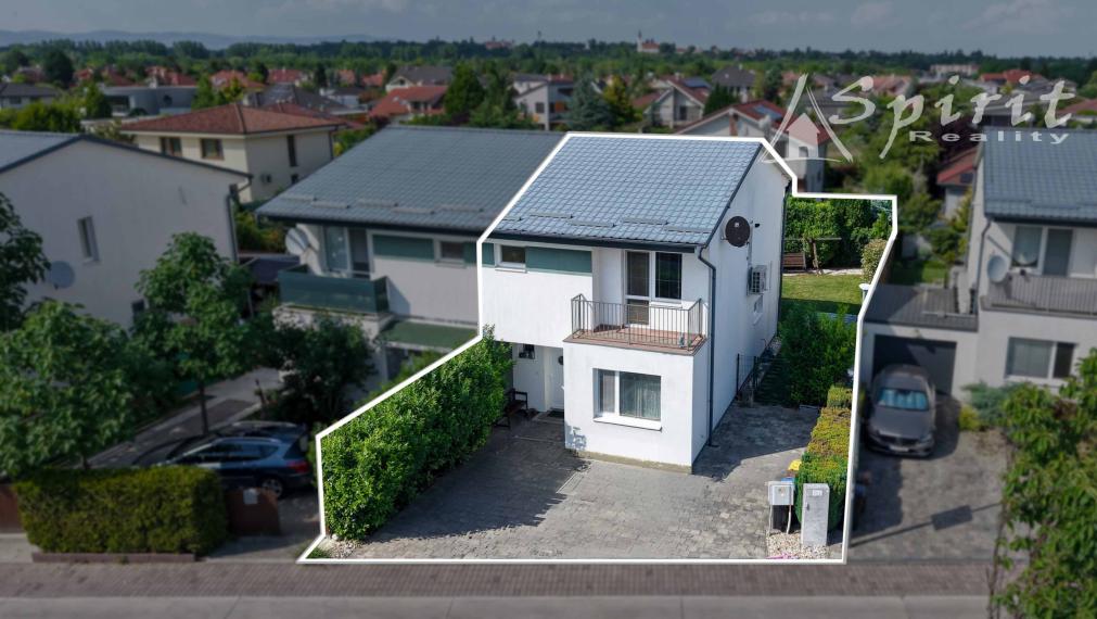 PRIESTRANNÝ 5-IZBOVÝ RODINNÝ DOM S TERASOU A PARKOVANÍM PRE 3–4 AUTÁ | BERNOLÁKOVO – BUKOVÁ ULICA