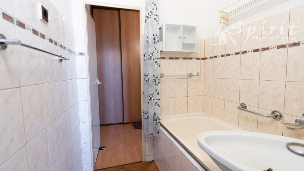 3-izbový byt s veľkou loggiou, komorou, pivnicou a bezproblémovým prakovaním, Sadmelijská ulica, Bratislava – Rača