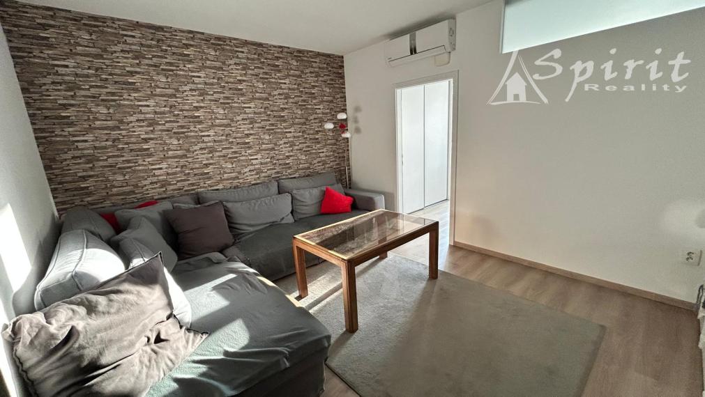 Na prenájom kompletne zariadený 3-izbový byt s dvoma balkónmi a garážovým státím